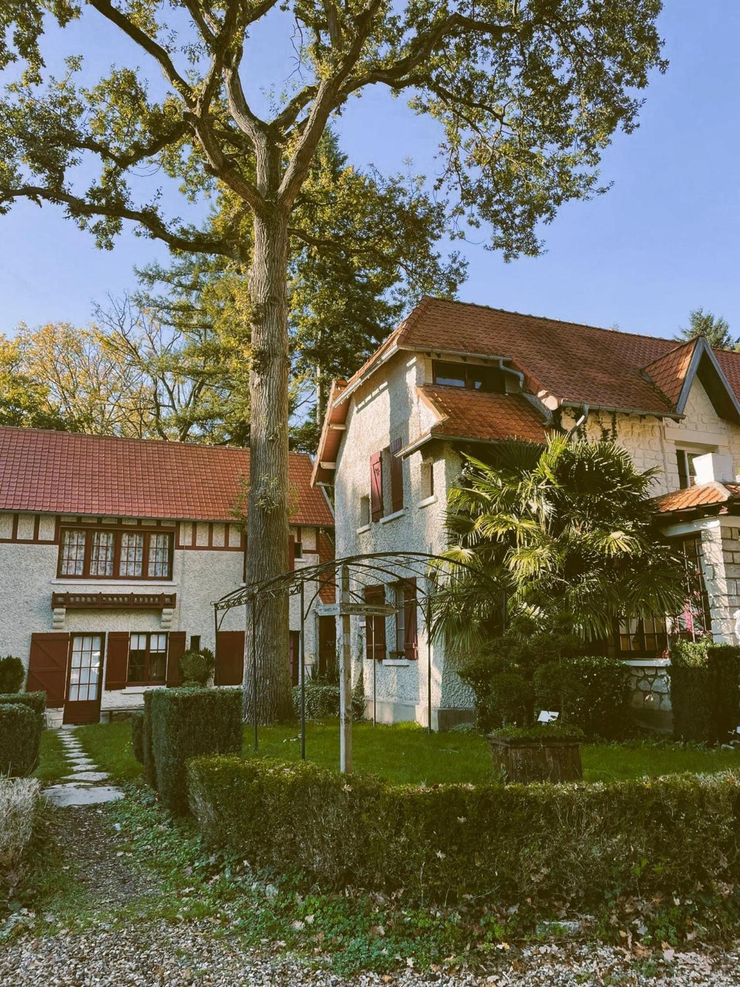 Hostellerie Du Lys Lamorlaye Exterior foto